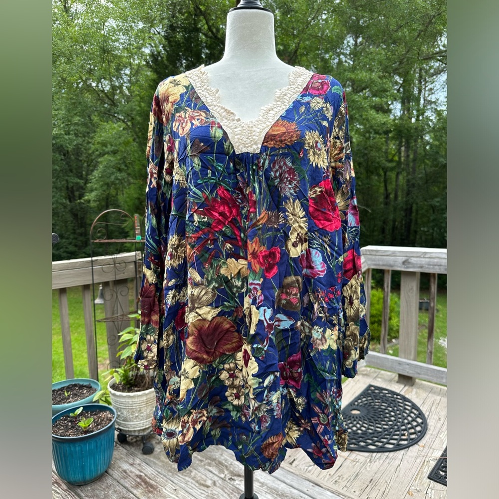 *FINAL PRICE* Umgee Navy Blue And Floral Tunic Top